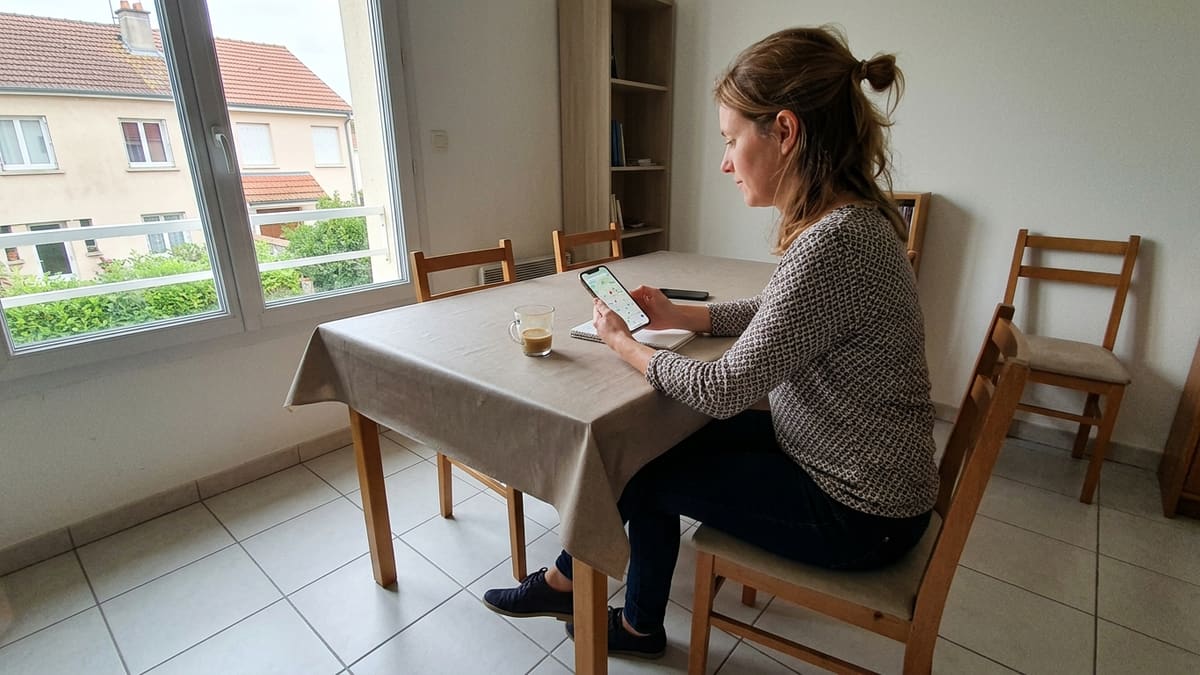 Femme recherchant un ostéopathe près de chez elle sur un smartphone