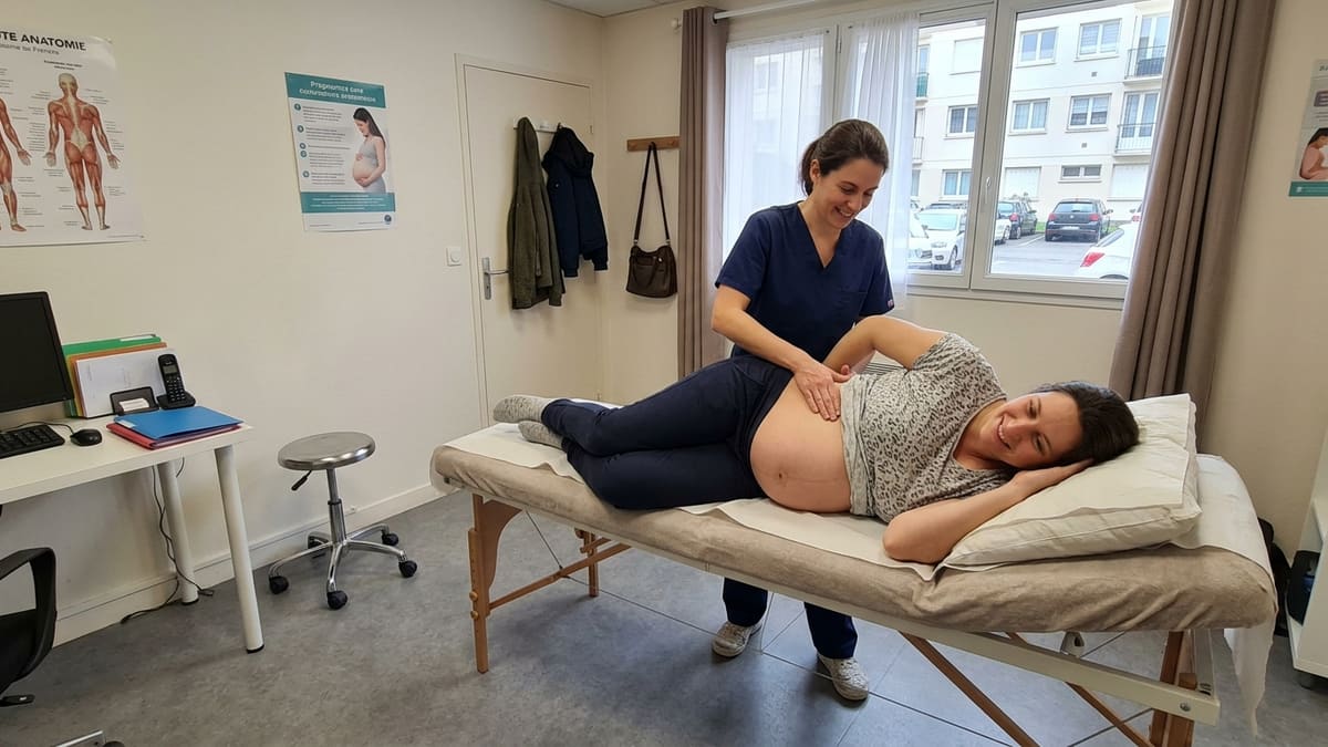 Femme enceinte souriante lors d\
